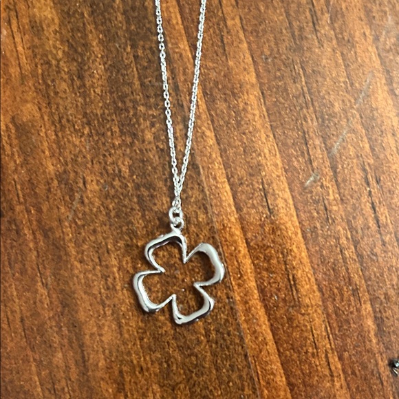 Jewelry - Elegant Silver Clover Necklace